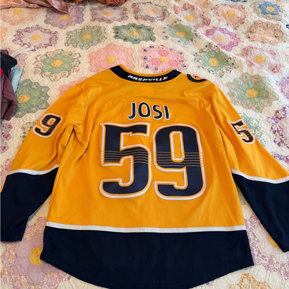 Men’s Nashville Predators Roman Josi Jersey - Picture 4 of 4